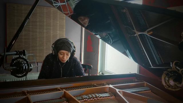 Improvisation 7 based on the audio material by Irene Kurka смотреть онлайн