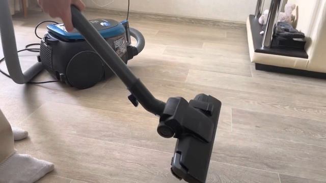 Пылесос Samsung Air track plus SC4760 с контейнером для пыли смотреть онлайн