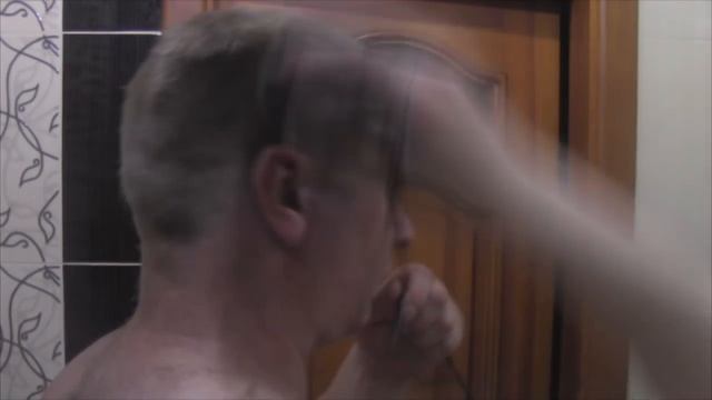 Сам себя постриг. Как сэкономить на стрижке. Самостоятельная мужская стрижка волос машинкой. смотреть онлайн