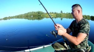 Ловля рыбы на снасть кольцо. Фидер с лодки.