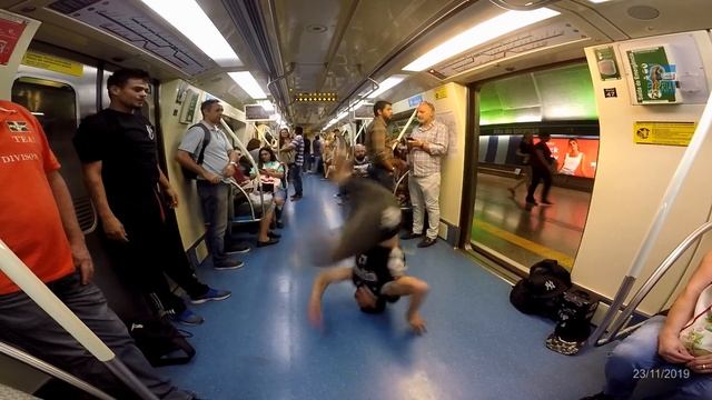 Artistas de rua mostram habilidades de dança no trem do Metrô de SP (hip hop) - 23/11/19 смотреть онлайн