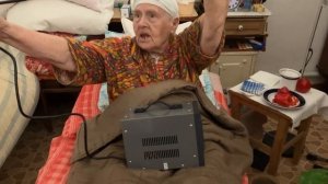 Стабилизатор РЕСАНТА ACH-2000/1-Ц (2 кВт) - распаковка с бабушкой