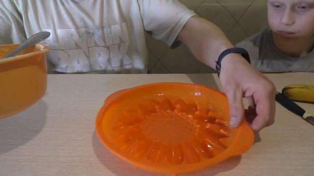 Стол на 23 февраля! БАНАНОВЫЙ КЕКС! Битва подушек! МАРУСЯ СКАЗАЛА НАДО! смотреть онлайн