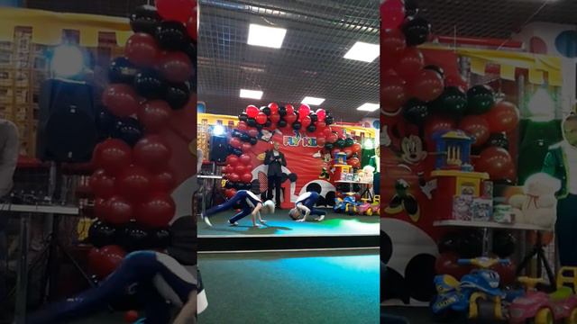 Выступление акробатов на дне рождения Fly Kids, 2018 смотреть онлайн