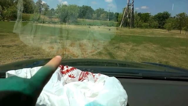 НИКОГДА НЕ КЛЕЙТЕ АТЕРМАЛЬНУЮ ПЛЕНКУ НА ЛОБОВОЕ СТЕКЛО АВТОМОБИЛЯ