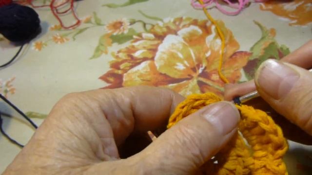 №2.Подставка под горячее, связанная из самодельной пряжи(предыдущее видео), вывязывание мака смотреть онлайн