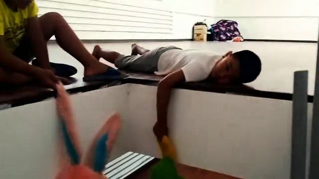 КТО ПОСЛЕДНИЙ ОТПУСТИТ ИГРУШКУ,ТОТ ПОБЕДИТЕЛЬ!!! смотреть онлайн