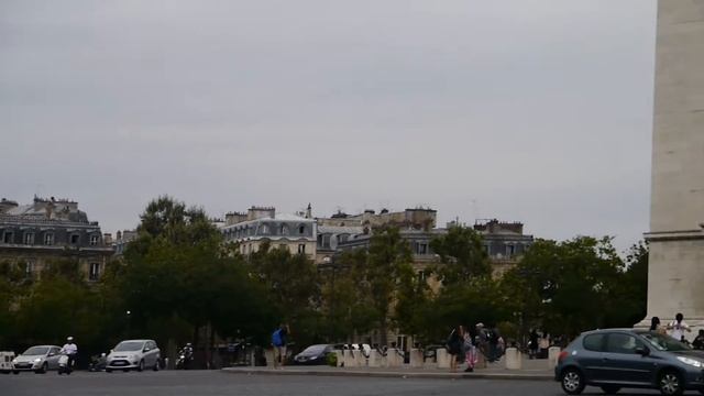 Renault Espace tackles the l'Arc de Triomphe смотреть онлайн