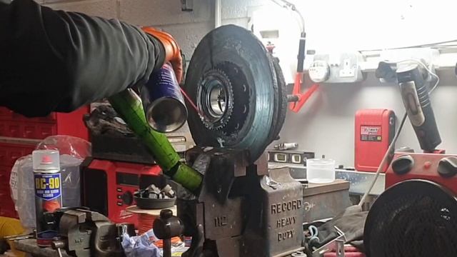 Fitting new rear discs to a RWD 2010 Ford Transit...#transit #gfix #discs смотреть онлайн
