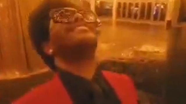 Афроамериканец Смотрит вверх/ the weeknd/Номер один смотреть онлайн