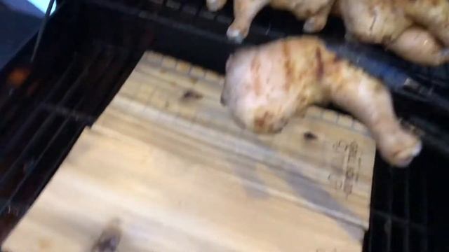 Кедровые дощечки для копчения. Копчу курицу на газовом гриле. смотреть онлайн
