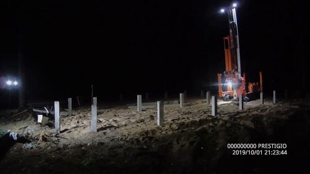 Фундамент для дома на жб сваях весь процесс за 30 минут Таймлапс (timelapse) смотреть онлайн
