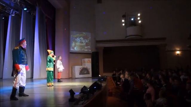 Солдат помог Бабе-Яге испечь блины на праздновании Масленицы в Комсомольске смотреть онлайн