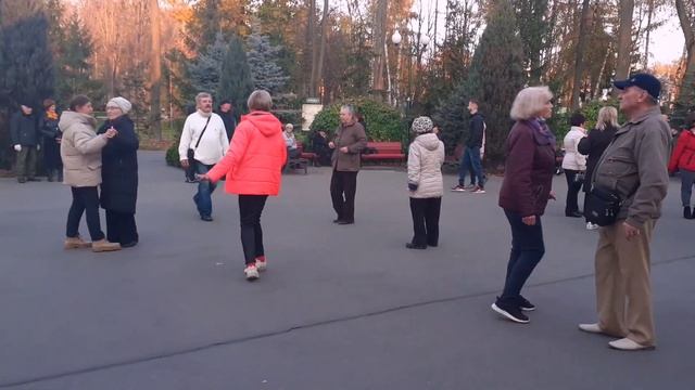 ПАЙ, ПАЙ, ПАЙ, ПАЙ, ПАЙ! ТАНЦЫ В ПАРКЕ ГОРЬКОГО ХАРЬКОВ.mp4