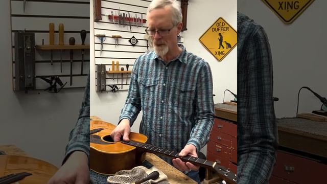 In The Shop: Restoring a 1949 Gibson J45 - Changing the Neck Angle смотреть онлайн