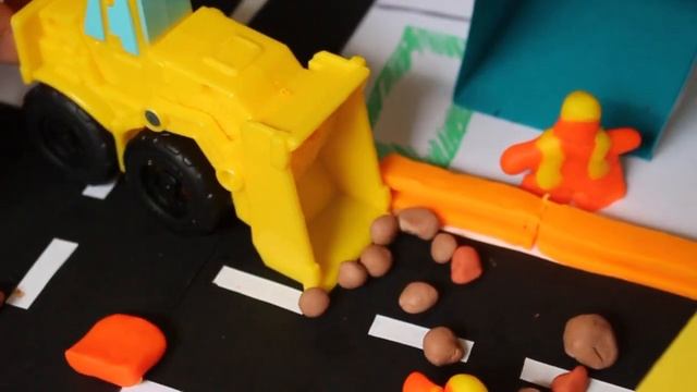 Play-Doh Wheels | Kylie Pretend Play as a construction worker and save the city #Hasbro смотреть онлайн