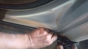 Снимаем пластиковые накладки на пороги Пассат В5