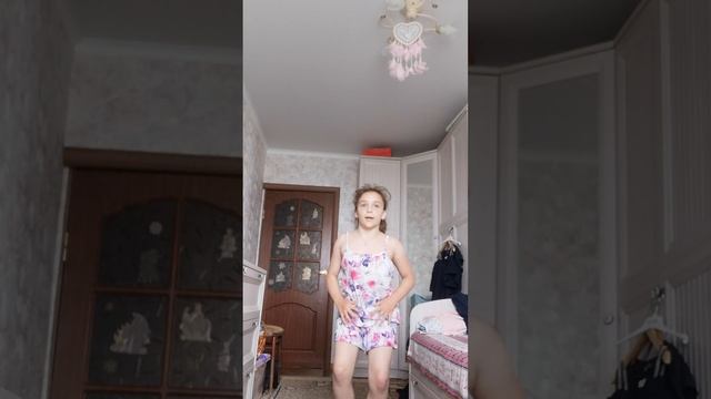 учим танец под музыку Traag. смотреть онлайн