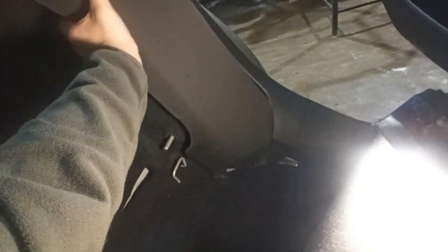 Как снять задний подлокотник сидения на Volkswagen Golf VI/How to remove the rear armrest VW Jetta смотреть онлайн