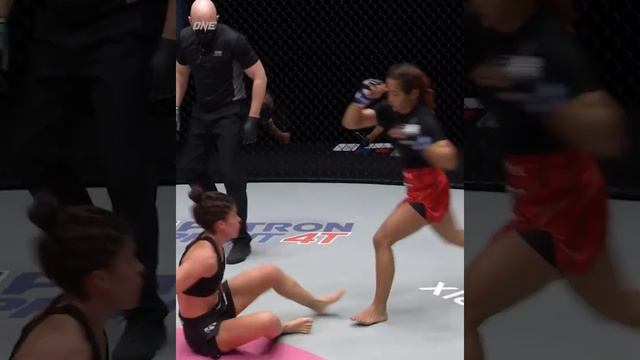 Девчонка жёстко встречает ногой в грудь! смотреть онлайн