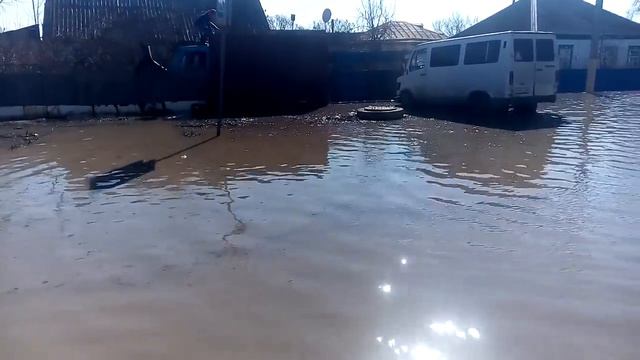 затопленная ул.Крупская (Макарина), школа №4, утро 17 апреля 2017 года смотреть онлайн