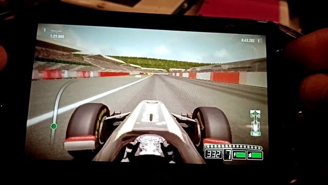 F1 2011 (PS Vita) | Lotus Renault | Vuelta lanzada a Silverstone смотреть онлайн