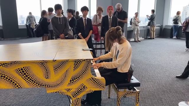 Street Piano:Demon Slayer【鬼滅の刃】LiSA「紅蓮華」弾いたら左足が暴れ始めて‥Gurenge Kimetsu no yaiba Opening piano cover смотреть онлайн