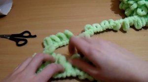 Вяжем детский снуд-шарф из Alize Puffy только руками без спиц и крючка