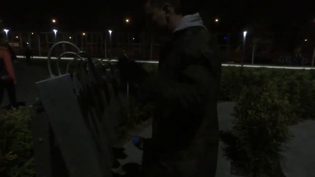 Папа с Марфой играют на маримбе в музыкальном лабиринте в парке смотреть онлайн