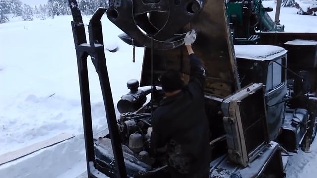 Снятие двиг. Ямз-238 с Урала Зимой Манипулятором Велмаш ПЛ-70 смотреть онлайн