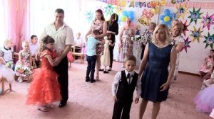 Трогательный танец родителей с детьми на выпускном!