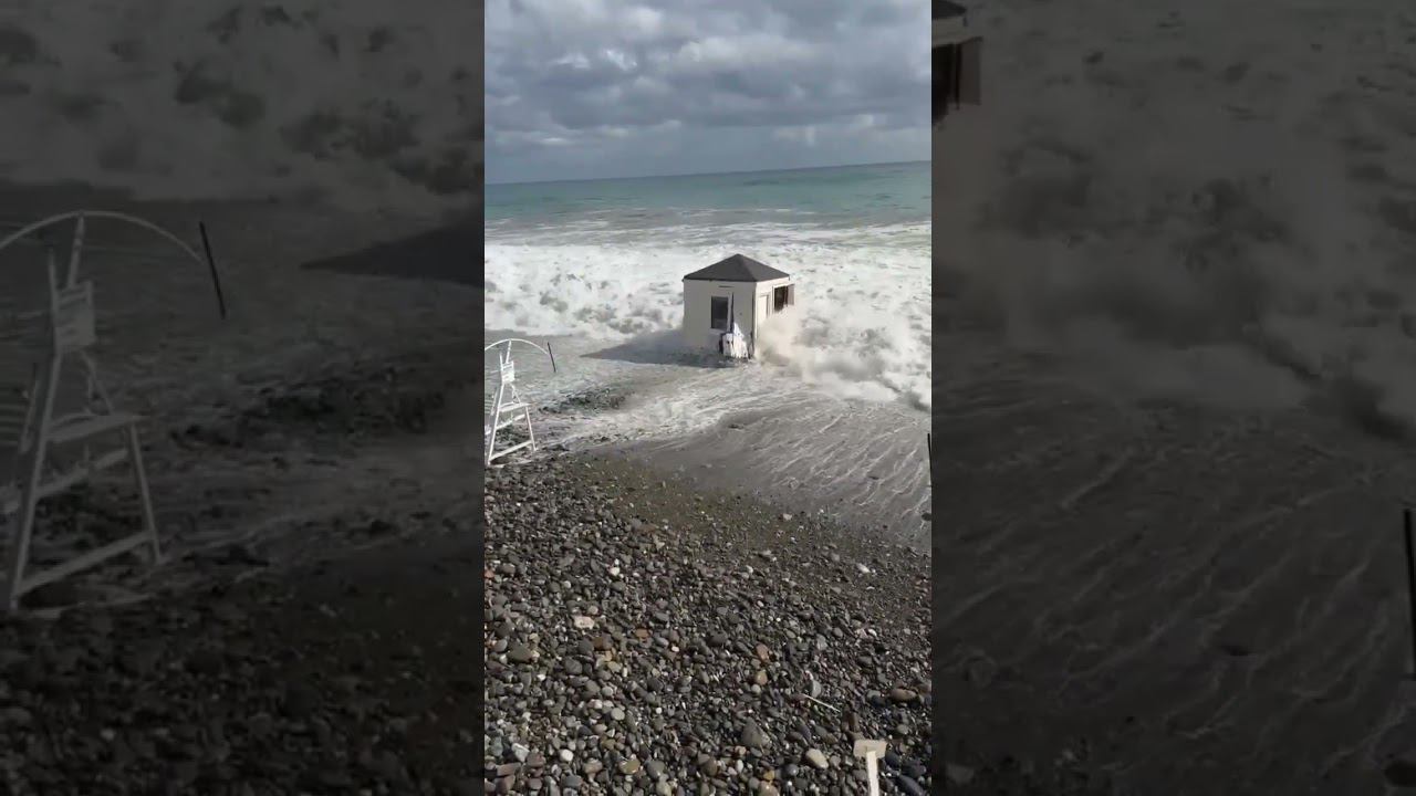 В Сириусе сегодня в открытое море унесло какую-то будку, похожую на пункт охраны #shorts смотреть онлайн