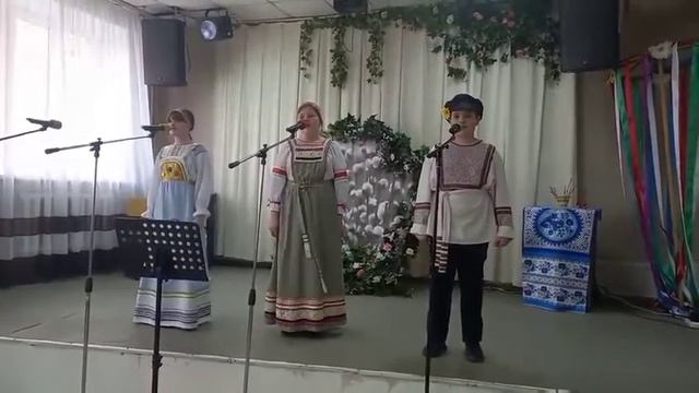 моё первое выступление. мне было строшно. я по середине. всех с верным воскресенье вас. смотреть онлайн