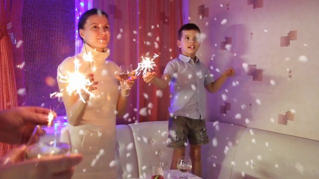 Праздничный ужин, БОЙ КУРАНТОВ и танцы - Crismas dinner, chiming clock and dances смотреть онлайн