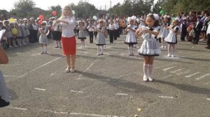 Танец 1 сентября. 1 класс и первая учительница