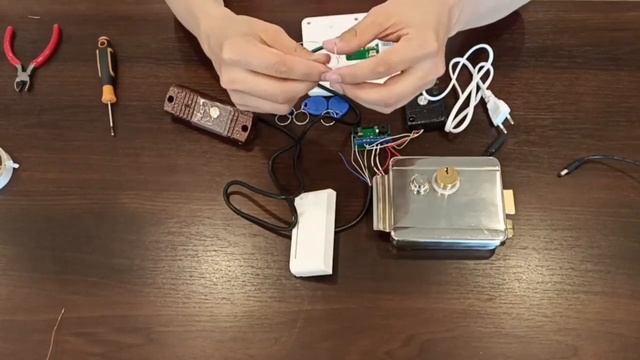 Как подключить видеодомофон и электромеханический замок смотреть онлайн
