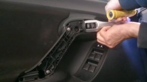 снять дверную карту тойота версо.