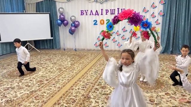 Сборник интересных танцев к празднику 8 марта🌷 Утренник 8 марта в детском саду, идеи для танца! смотреть онлайн