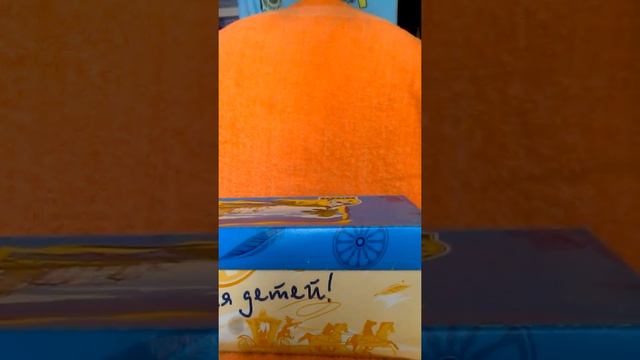 Мишка ведёт золотой граммофон смотреть онлайн