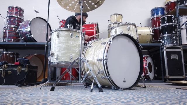 1970s Ludwig White Marine Pearl "Super Classic" Drum Kit смотреть онлайн