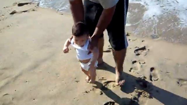 Emiliano y su papa en la playa смотреть онлайн