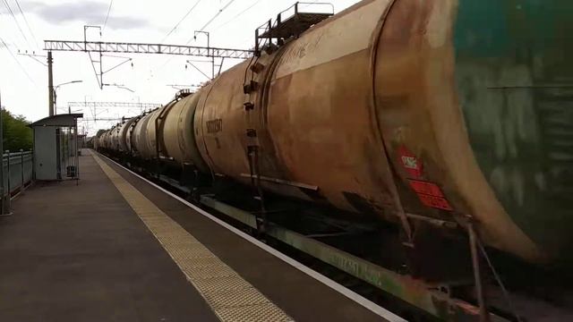 Электровоз ВЛ10-1871 с очень приветливым машинистом и грузовым поездом смотреть онлайн