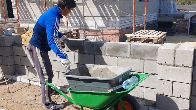 Кладка блока мастерком формы 