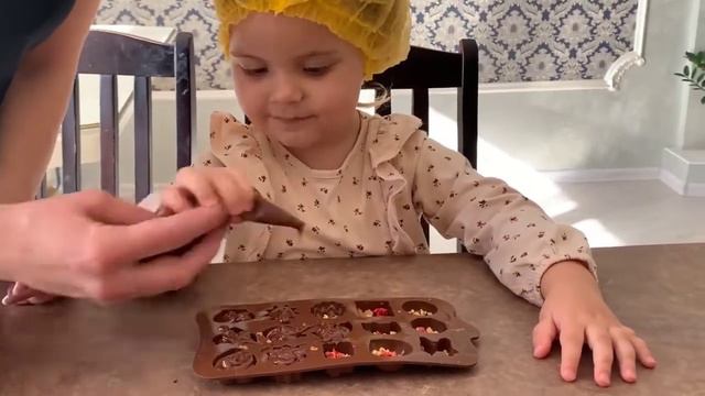 Видеоотзыв: Как Софа поздравила папу с 23 Февраля! смотреть онлайн