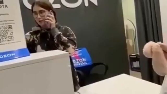 Неадекватный работник в Ozon смотреть онлайн