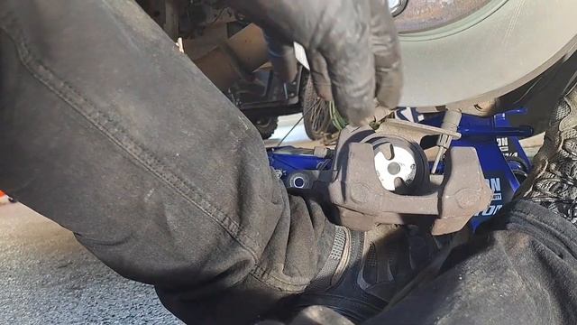 2015 Ford Transit rear brake pads and rotors with TTY torque to yield hub bolts how to. смотреть онлайн