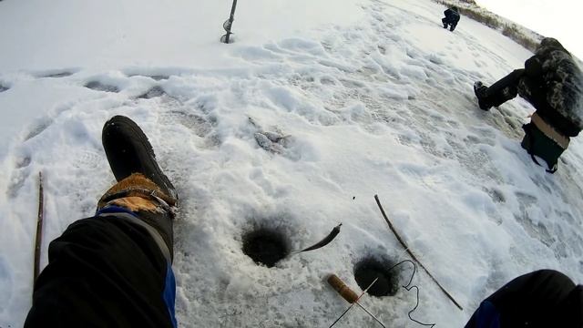 Зимняя рыбалка на поплавок и на мормышку в январе, на Москве реке. смотреть онлайн