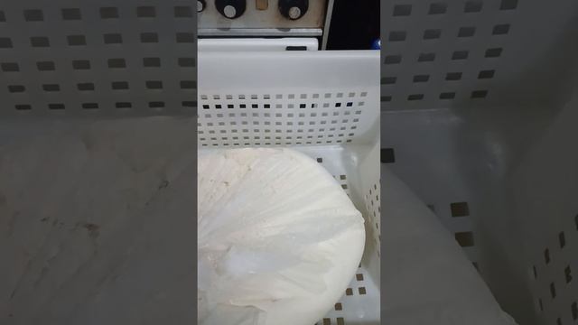 Одной рукой за творог, другой рукой за телефон, ! Неудобно, !!! смотреть онлайн