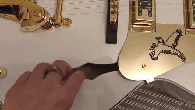Обзор сборки китайской реплики Gretsch Falcon белый с необычной пяткой грифа смотреть онлайн