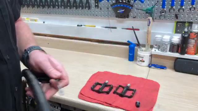 How to Assemble a Road Bike - I Know a Guy Bicycles смотреть онлайн